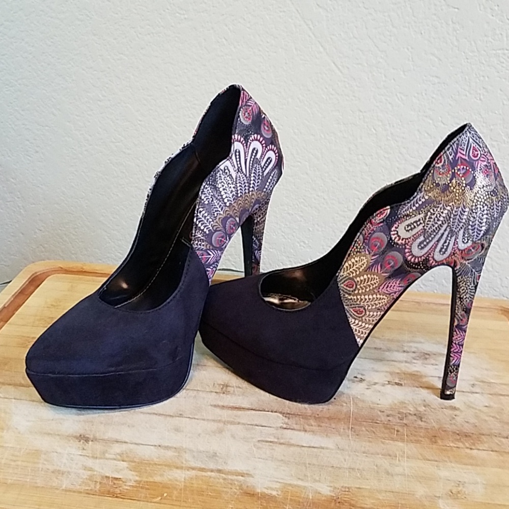 🎉HP🎉 Black Peacock Feather Look Heels